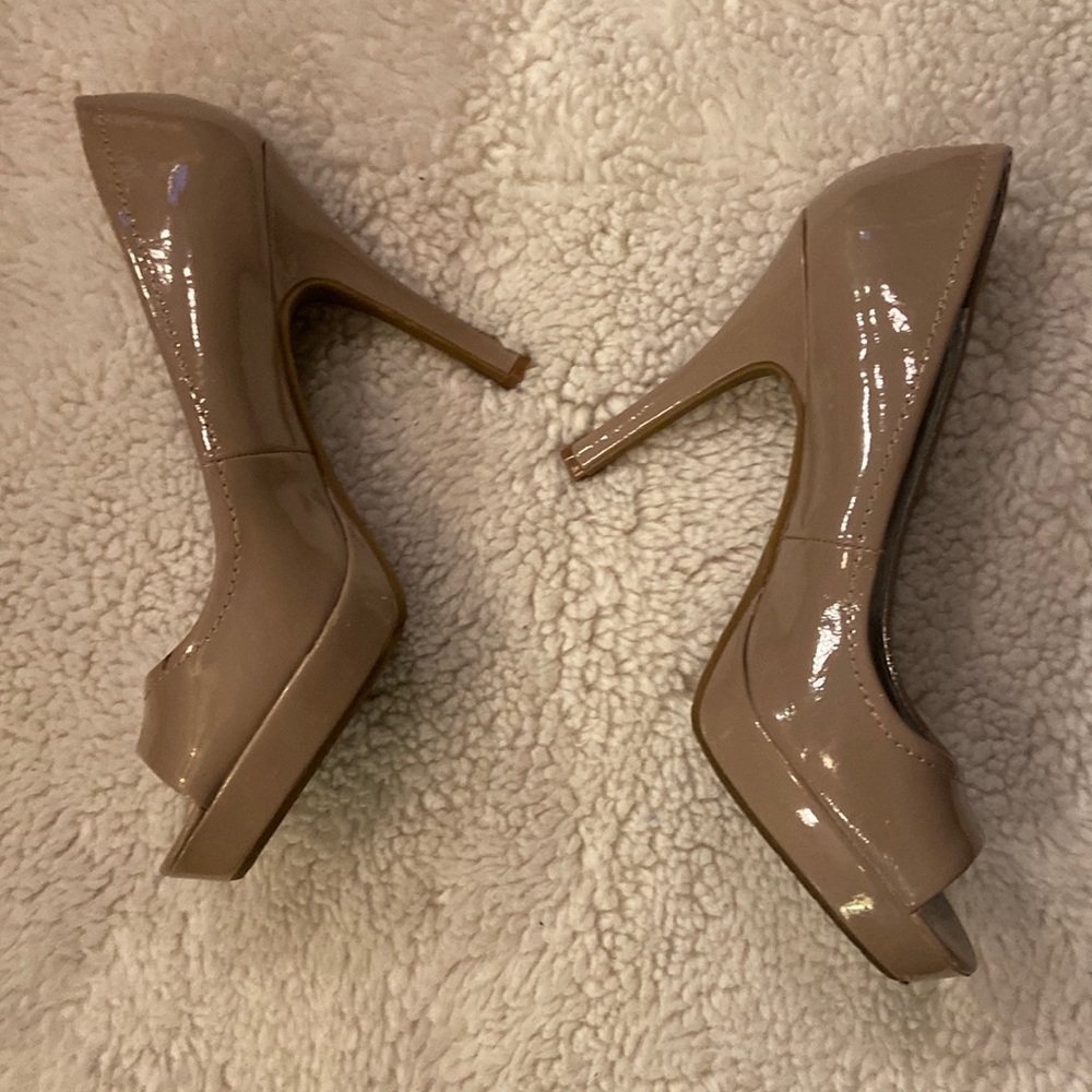 Candies shoes size 8.5 in excellent condition.